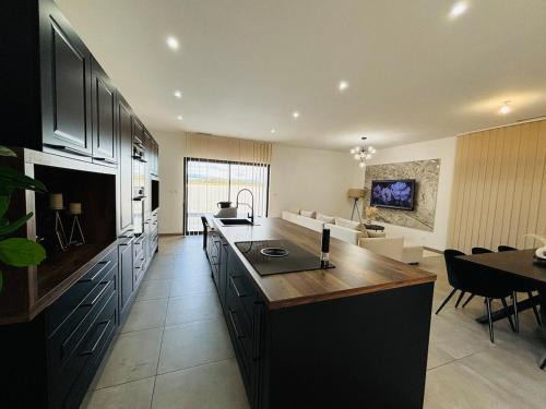 Pennautier Villa | Villa moderne privée avec piscine, vue montagne 3 chambres