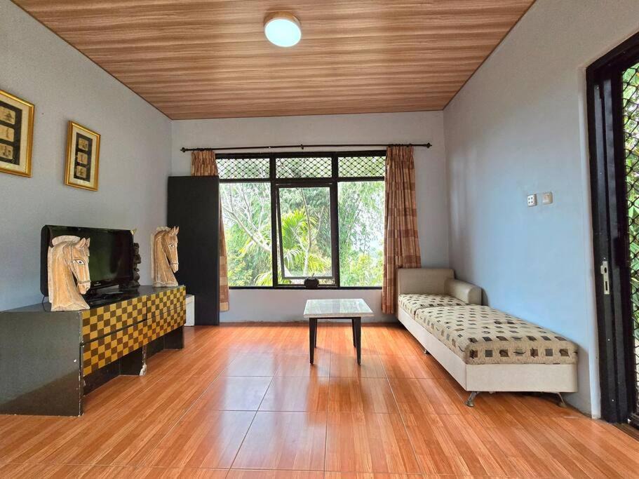 Megamendung Villa | Villa Montaview Puncak by Damaresa