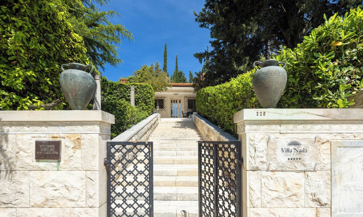 Cove Tri Zala (Zrnovo) Villa | Villa Nada Unique & Artistic