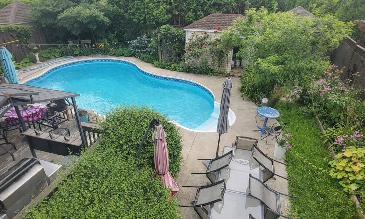 Saint Basile le Grand House | Villa near Montreal | Pool | 4 bdr | 9 guests