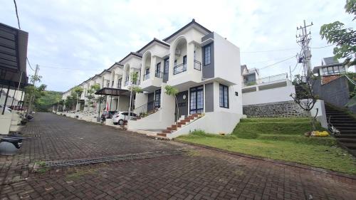 Dinoyo Villa | Villa near Batu-Malang l 2BR l P29