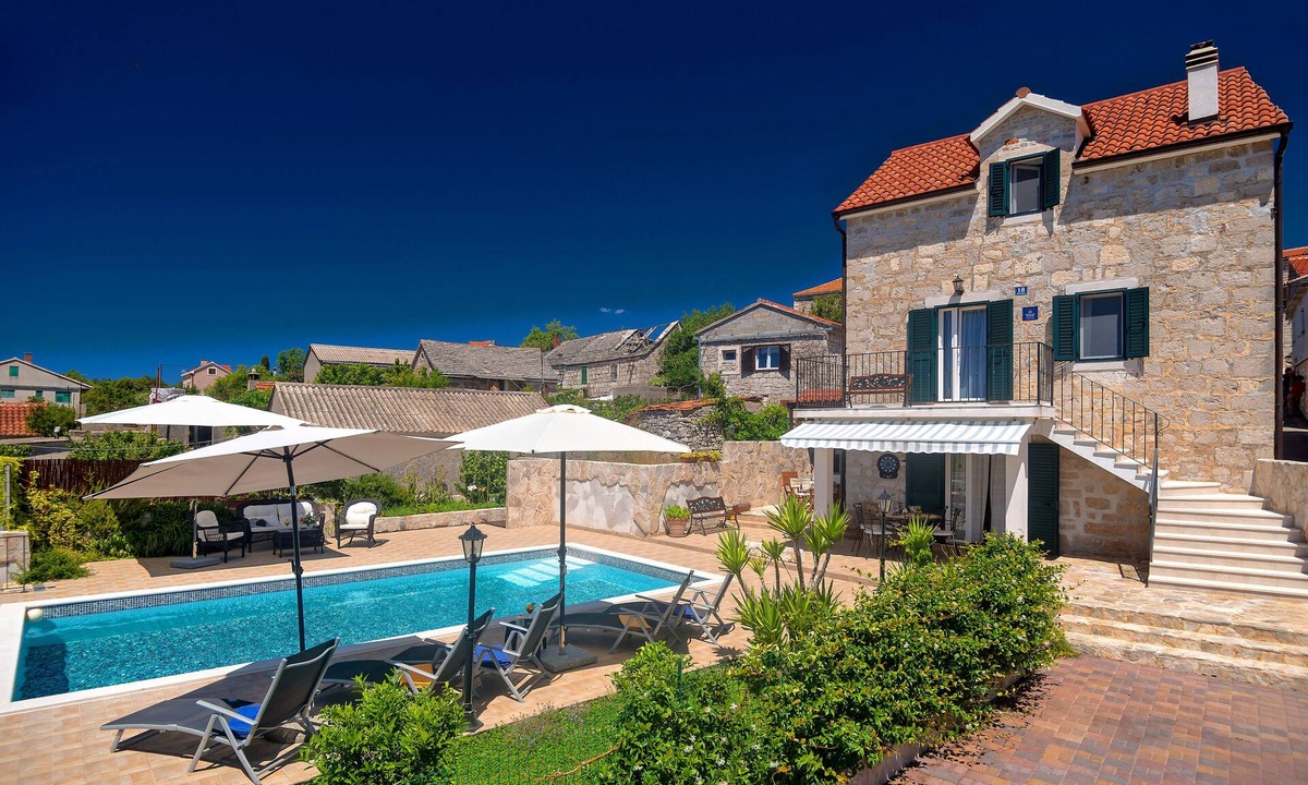 Donje Selo Villa | VILLA NIKOLA 100 YEAR OLD STONE RENOVATED VILLA WITH HEATED POOL