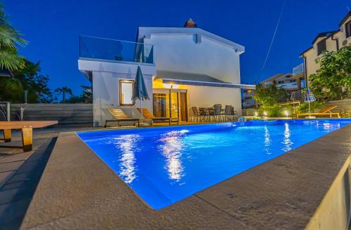Vantacici Villa | VILLA NINA MALINSKA 150m FROM THE BEACH, SWIMMING POOL