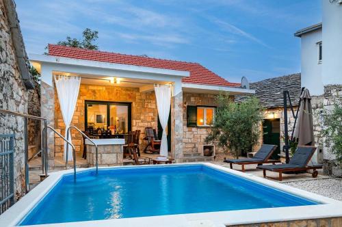 Siroke House | Villa Oaza Primošten With Heated Pool