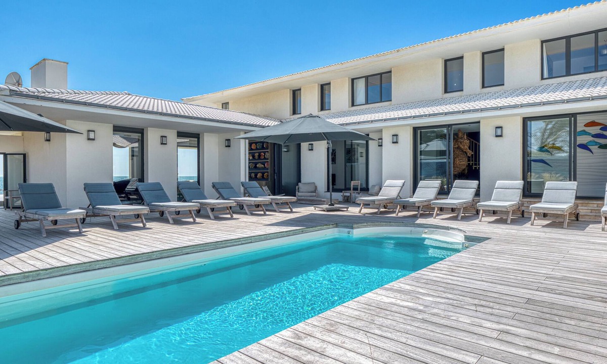 Bretignolles-sur-Mer Villa | Villa Océans: Oceanfront, Pool, Spa, Sleeps 15 in Bretignolles sur Mer