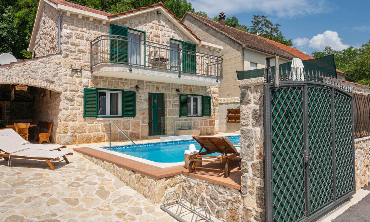 Prolozac Villa | Villa Old House - Makarska by Villas Guide