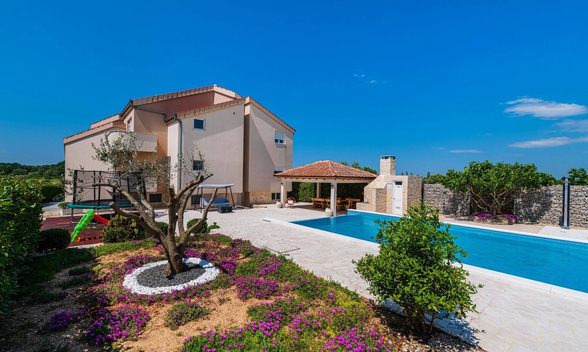 Pristeg Villa | Villa Olive Garden