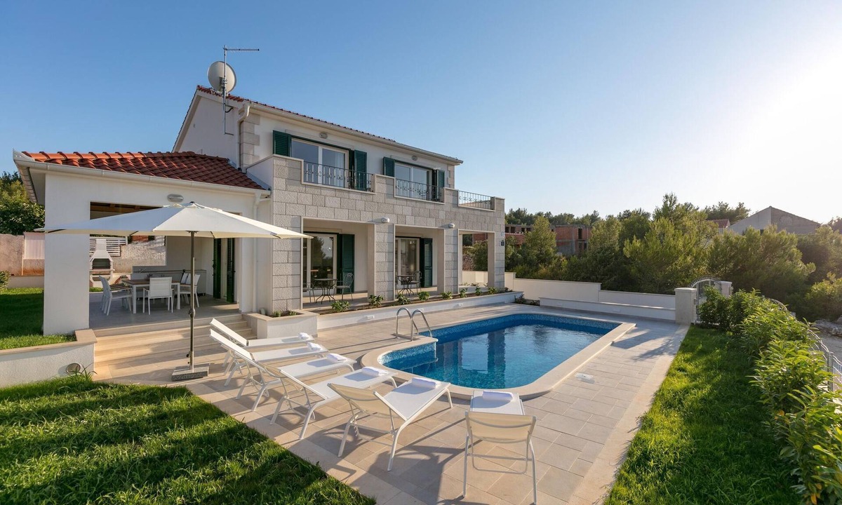 Cove Makarac (Milna) Villa | Villa on Brac Island near Beach & Pool