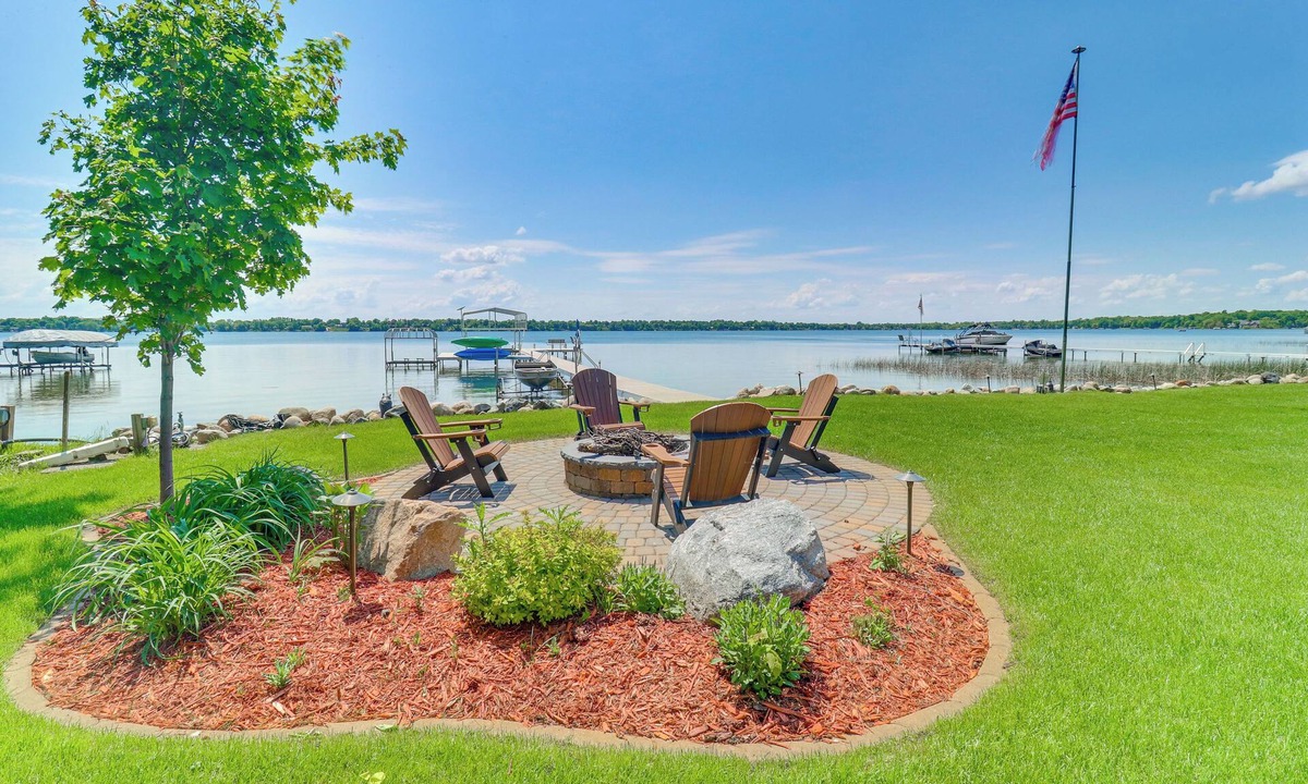 Alexandria House | Villa on Lake Darling: Fire Pit, Deck & BBQ!
