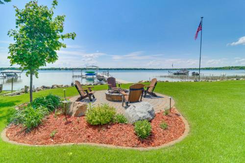 Alexandria House | Villa on Lake Darling: Fire Pit, Deck & BBQ!