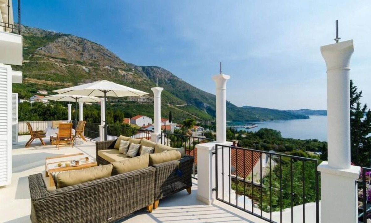Plat Villa | Villa Orlando - Five Bedroom Villa with Swimming Pool and Sea View