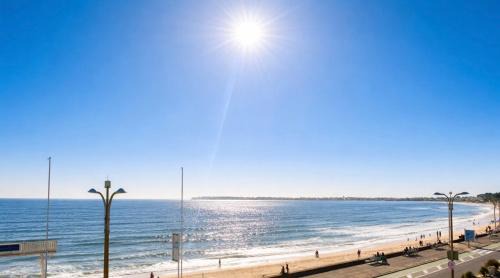 La Baule-Escoublac Villa | Villa Pacis rénovée - Face mer La Baule -15 pers - 5 suites avec SDB -Terrasse & BBQ sous les pins
