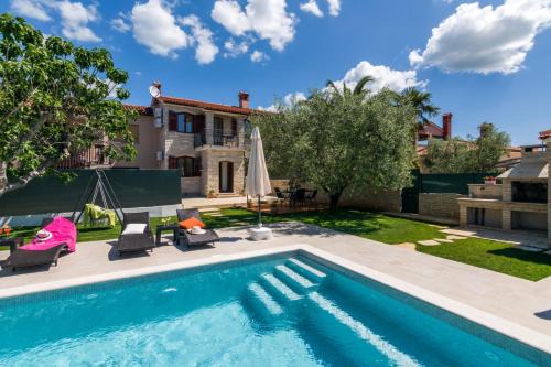 Galizana Villa | Villa Pietra for 6 people near Fažana with sea view - children playground & pet friendly