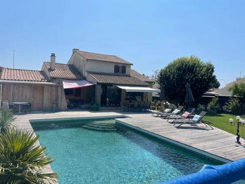 Uzes Villa | Villa piscine, spa & pétanque à Uzès centre !