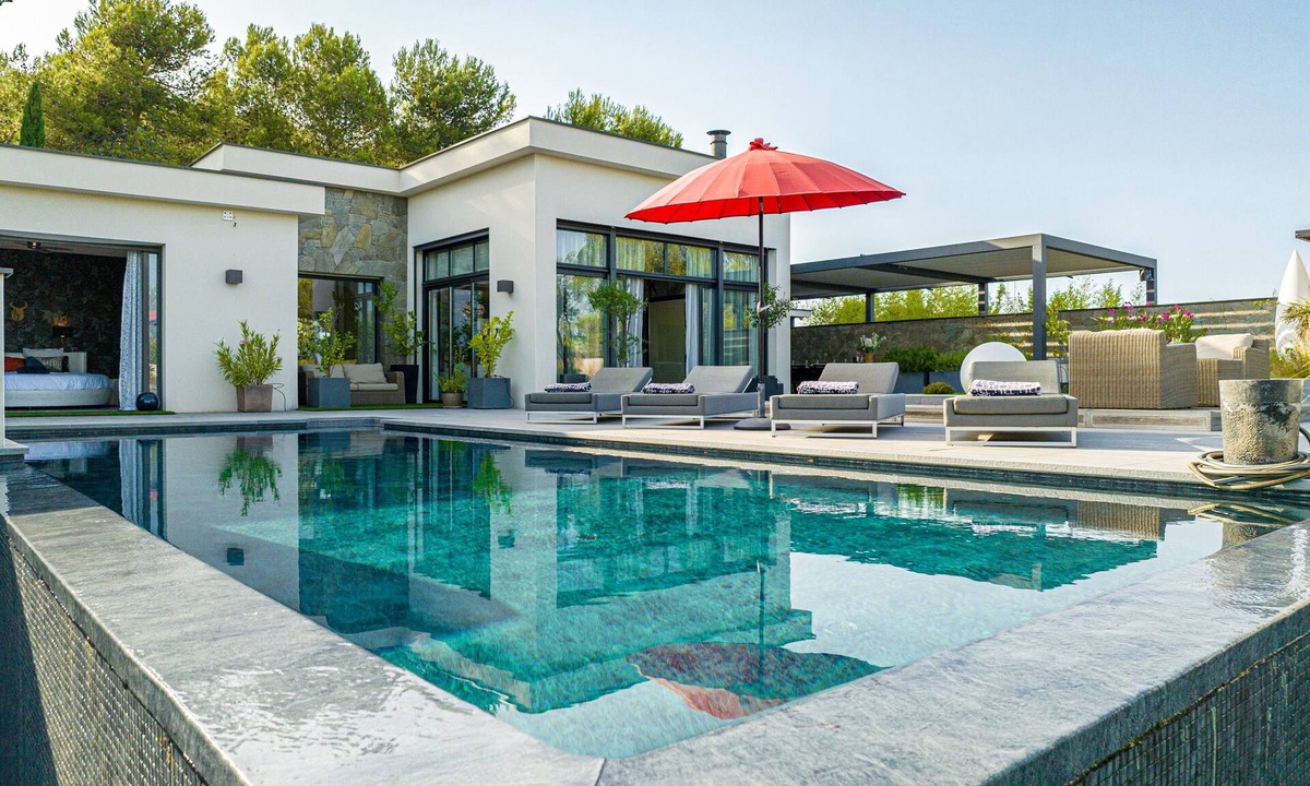 Saint-Gely-du-Fesc Villa | Villa 'Prestigieuse Spa 2 Piscines' with Sea View, Wi-Fi and Air Conditioning