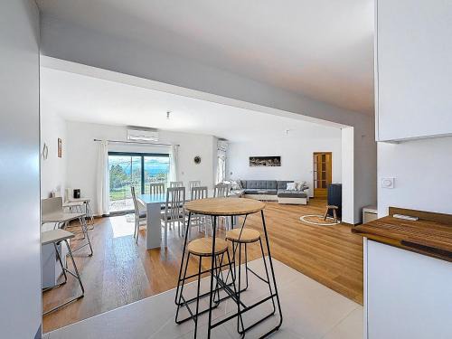 Saint-Pierre-de-Boeuf House | Villa Prieur