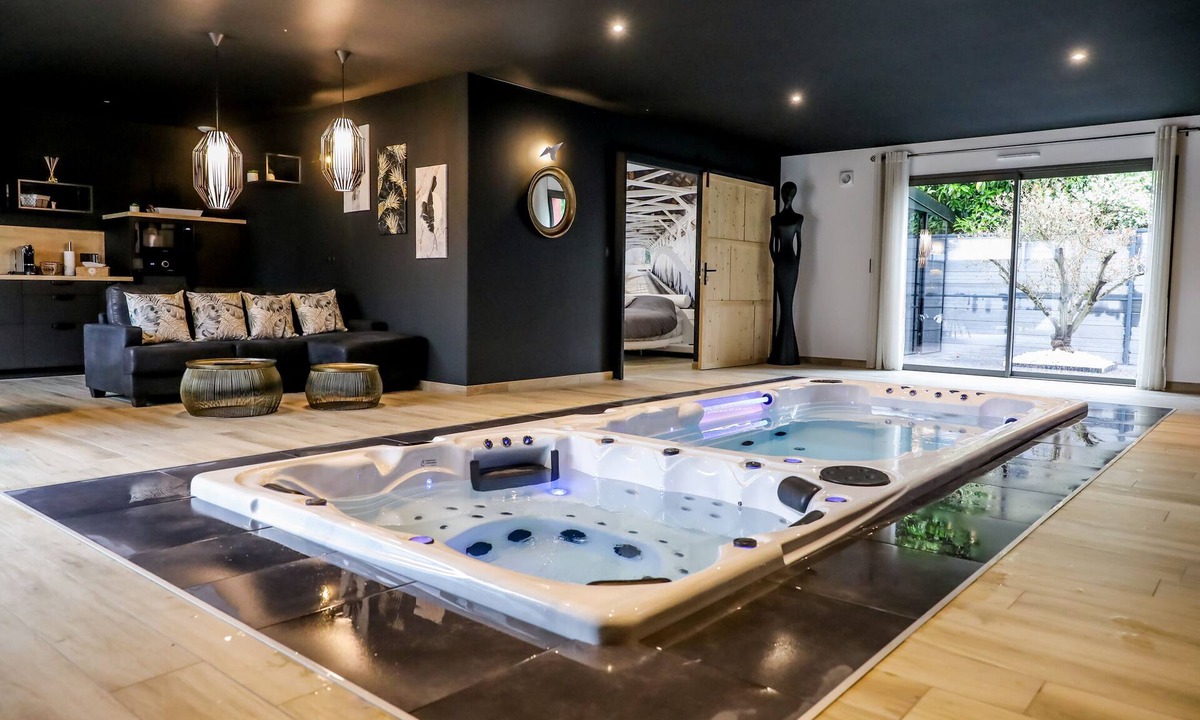Bain-de-Bretagne Villa | Villa, private pool, spa, sauna, billiards, bowling green.