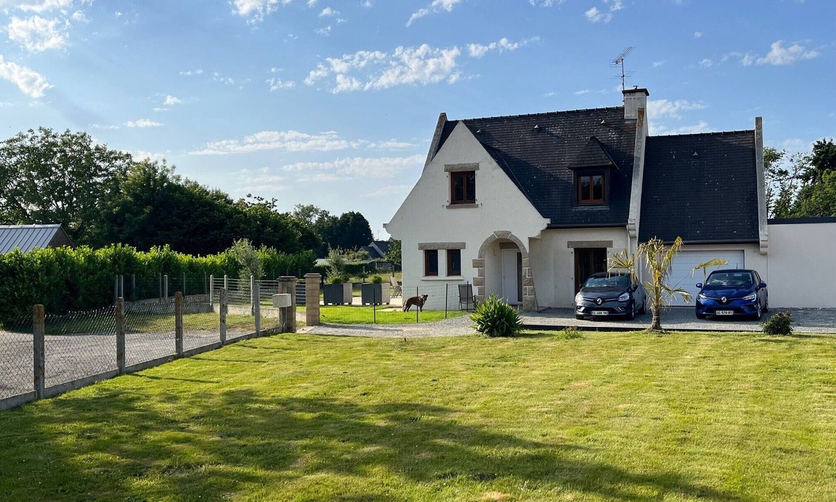 Aucaleuc House | Villa "Quiet House near Dinan" with Private Terrace, Garden, and Wi-Fi