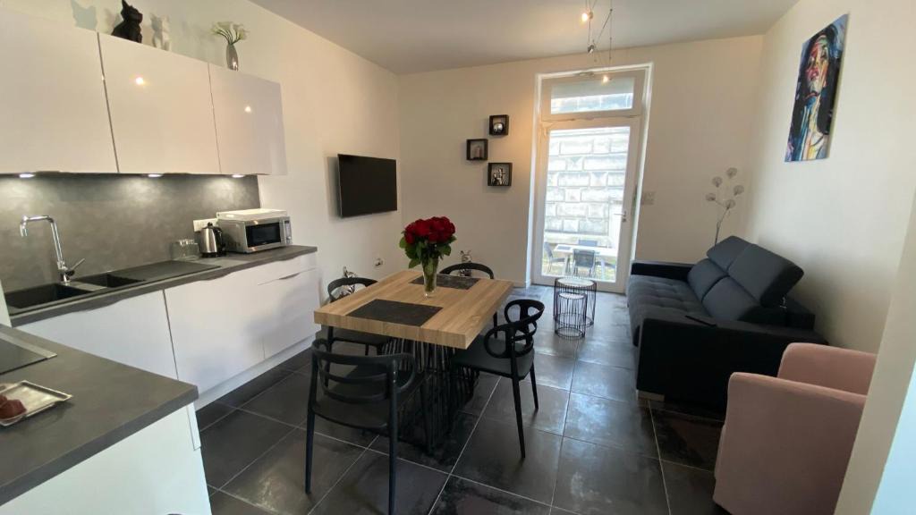 Poincare - Foch - Anatole France - Croix de Bourgogne Apartment | Villa Raymond Poincare