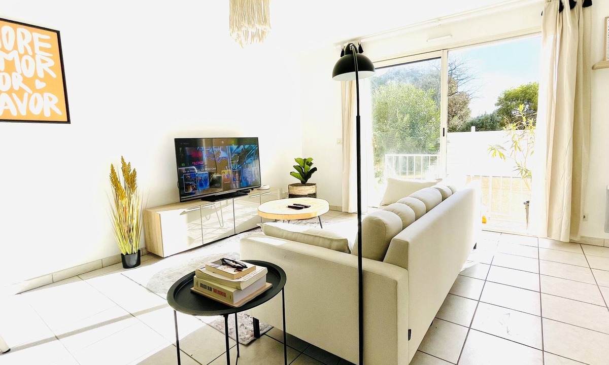 Massilia House | Villa Rodger, 80m2 Proche Centre Ville et Route des Plages, 2 ch, Parking, ext