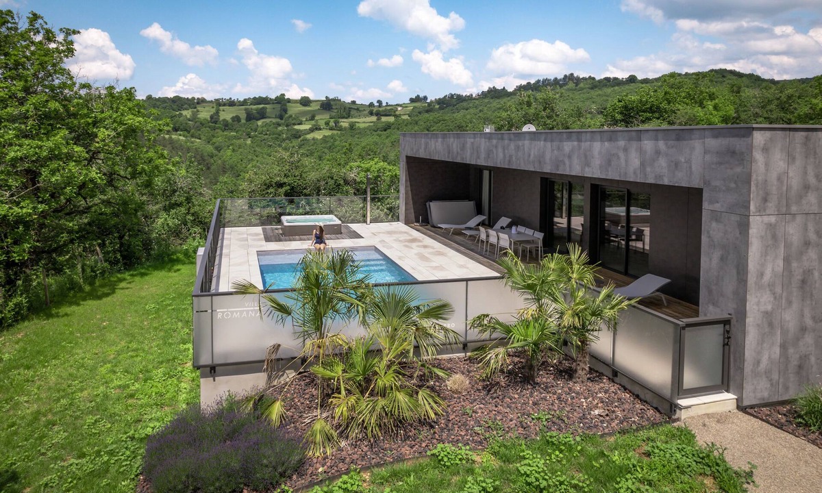 Espalion Villa | Villa Romana: Luxury and Relaxation with Private Pool and Exclusive Jacuzzi