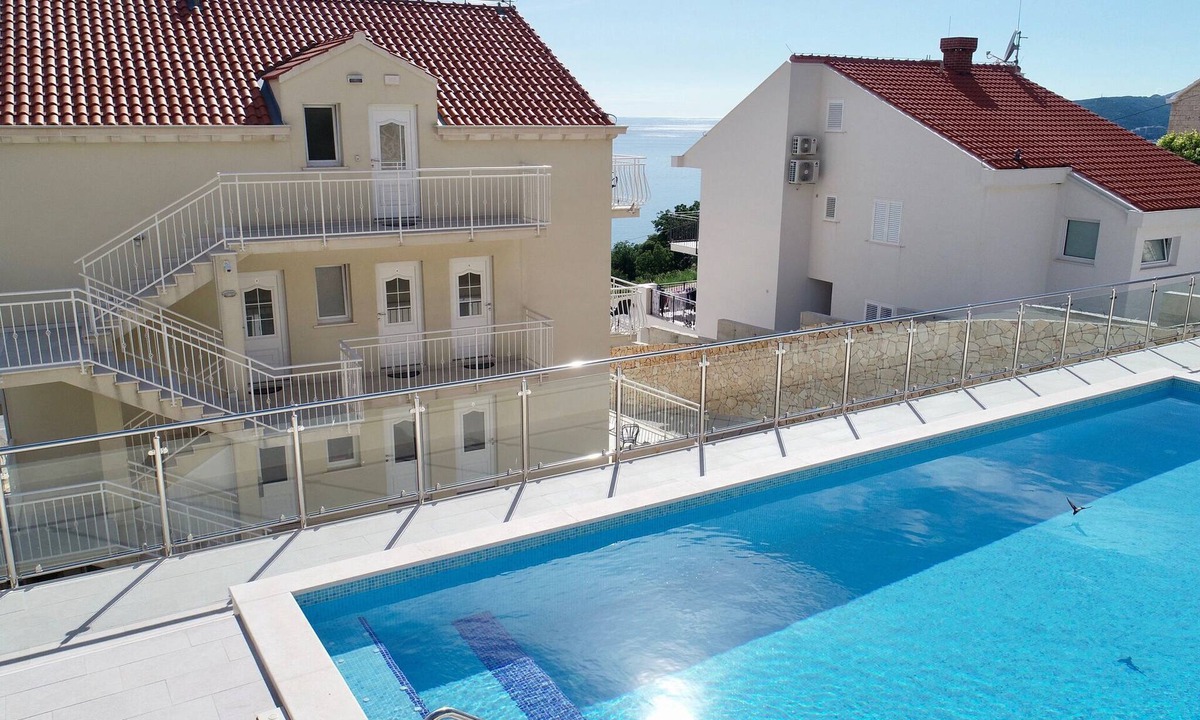 Plat Apartment | Villa Samba- Premium One-Bedroom Apartment with Balcony and Sea View