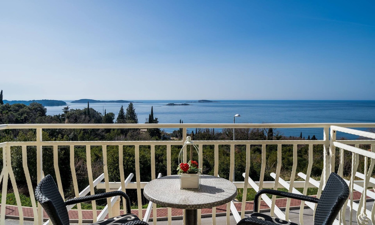 Plat Apartment | Villa Samba - Studio Apartment with Balcony and Sea View