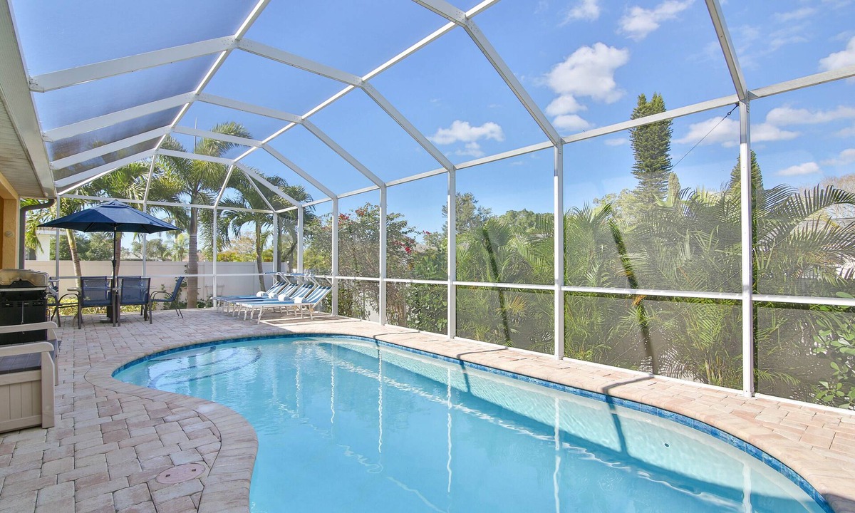 Heron's Watch House | Villa Sandpiper! Only 3 Miles to Anna Maria Island! Private Pool, Wifi, Netflix