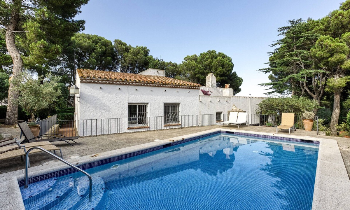 Llanca Villa | Villa 'Sant Genís' with Sea Views, Private Pool and Wi-Fi