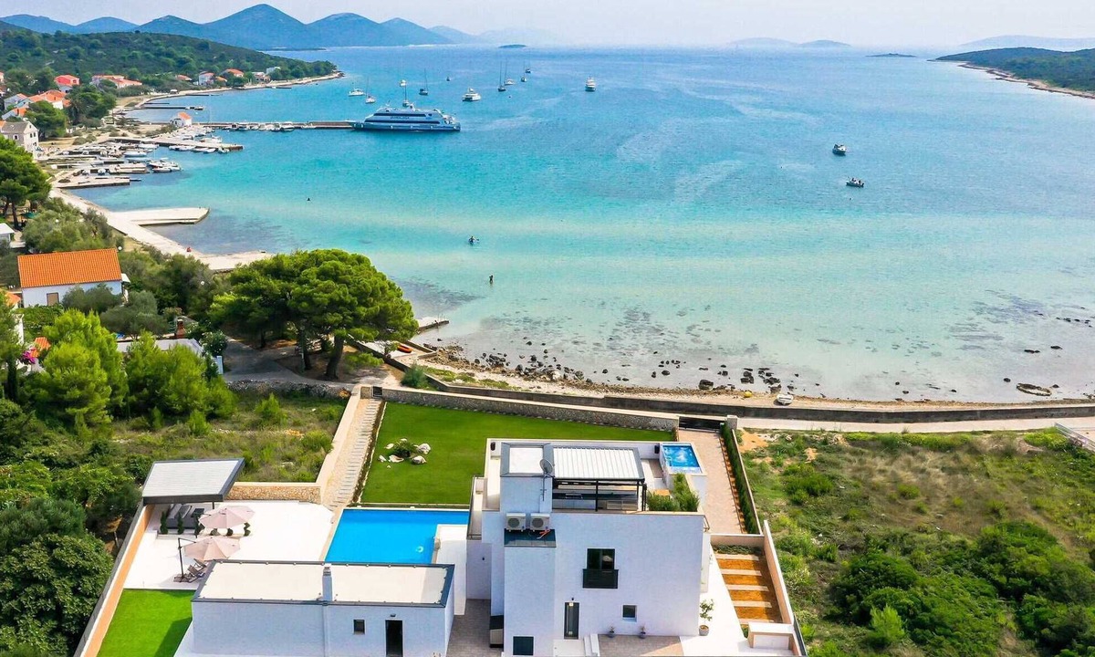 Ist Villa | Villa Seabreeze Haven - seaside villa with a tennis court, 120 m2 pool, jacuzzi and tranquility