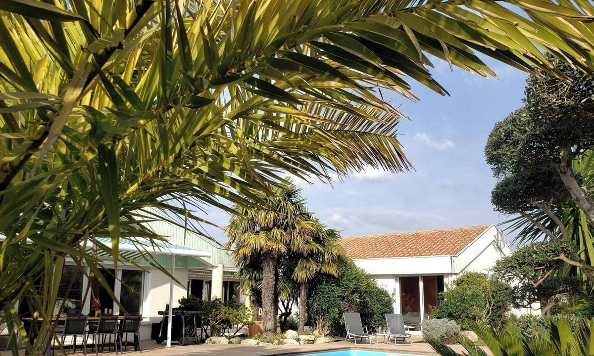 Nieul-sur-Mer Villa | Villa Seychelles 4*: swimming pool & tropical garden, sea 1.5km away
