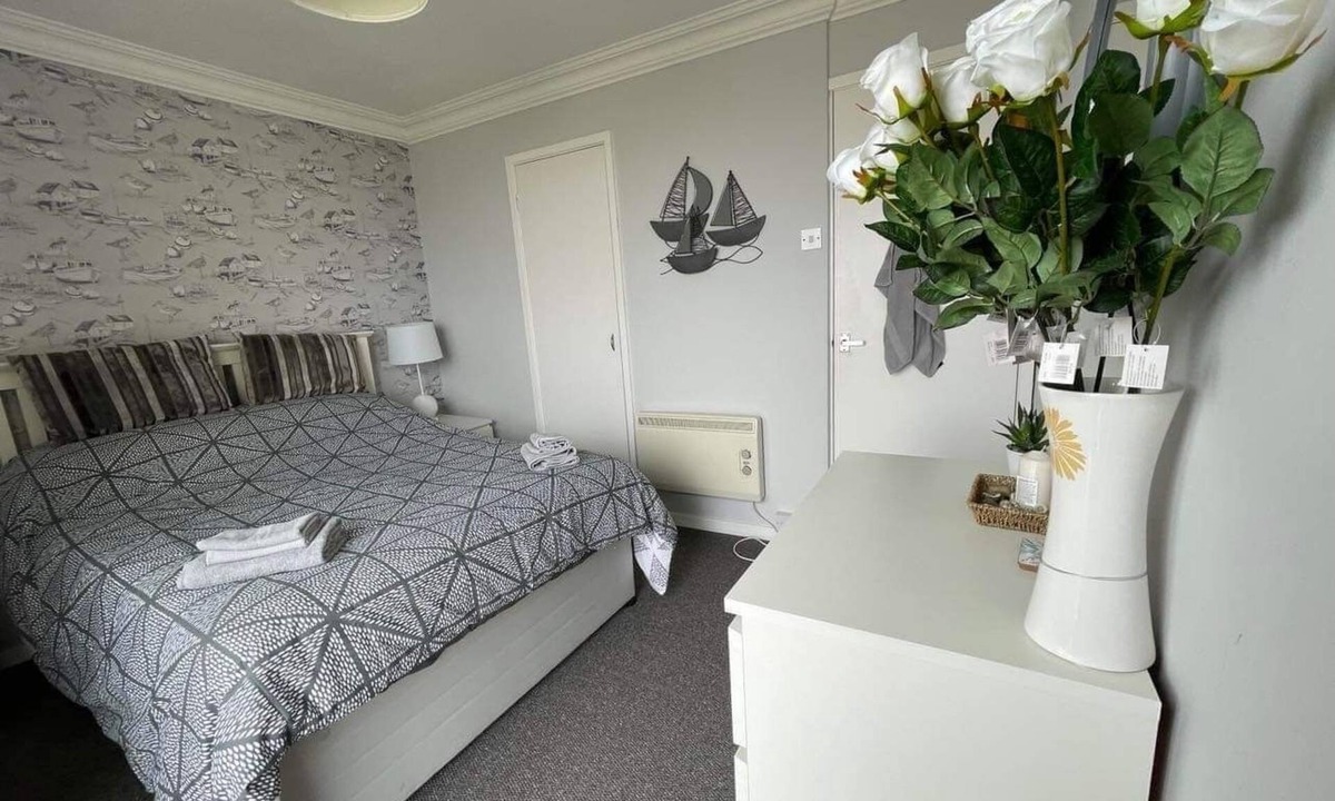 Corton Villa | Villa - Sleeps 6 - Pets Ok - Pool - Parking