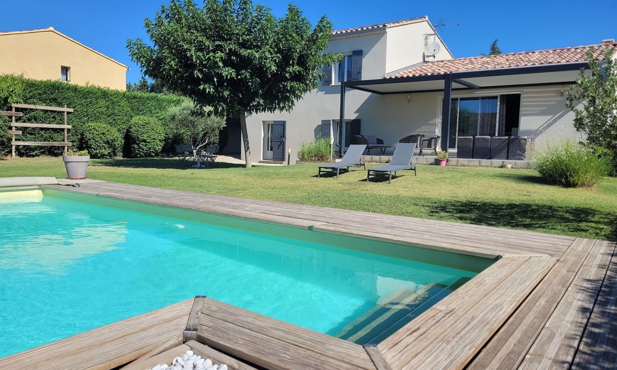Camaret-sur-Aigues Villa | Villa sleeps 14 with pool