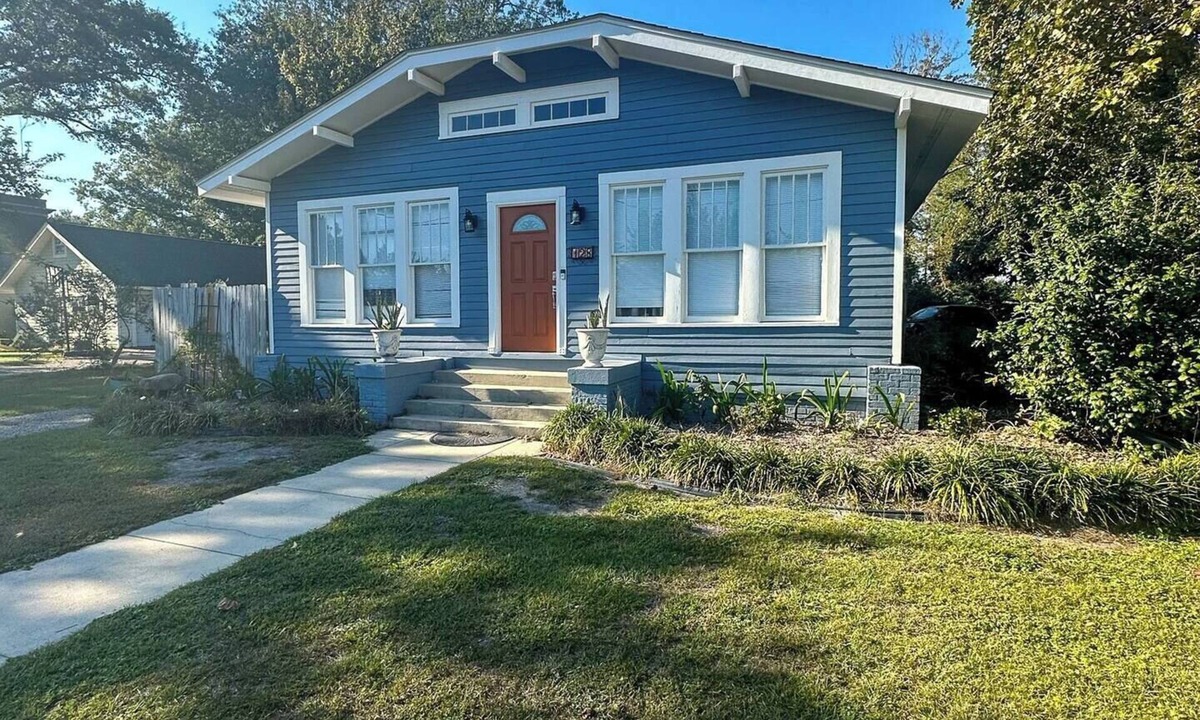 Long Beach House | Villa Soaking Tub Private Backyard Downtown