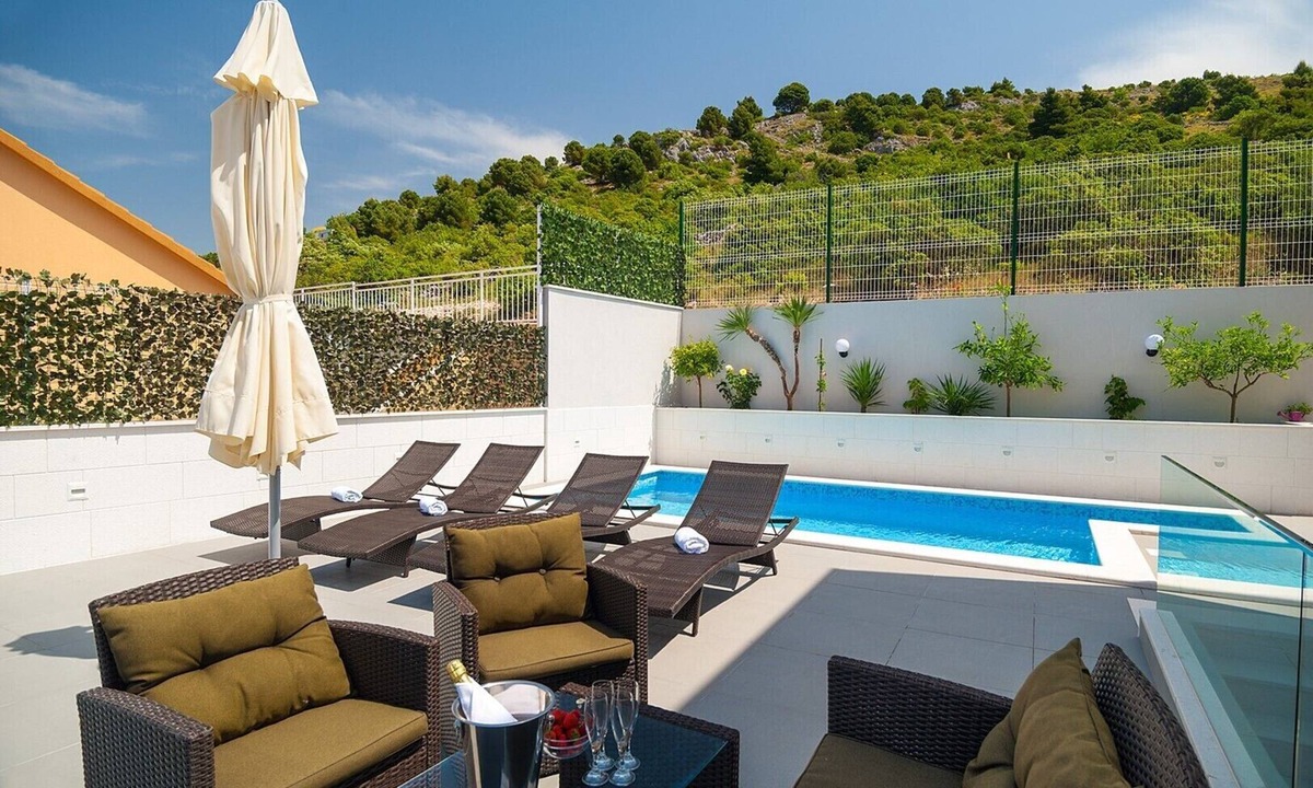 Dvornica Villa | Villa Somnium near Trogir, pool and gym