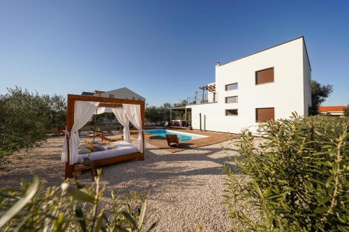 Sukosan Villa | Villa Suncica with Heated Pool, Jacuzzi and Bikes near Zadar