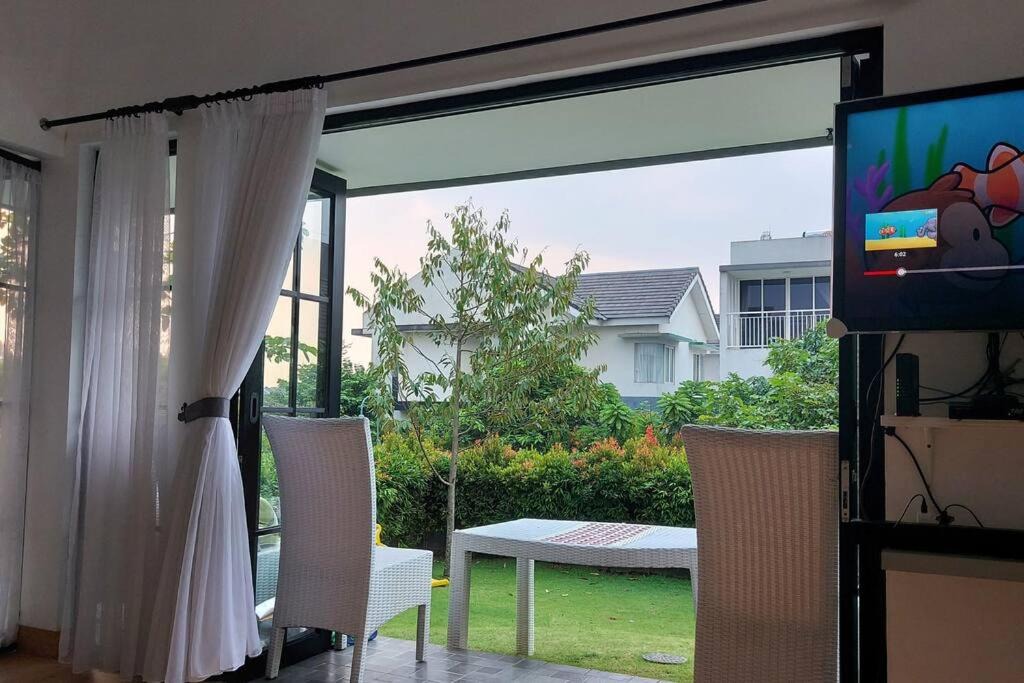 Bogor Selatan Villa | Villa Swandara Rancamaya With Netflix, Youtube, SmartTV and Nice Backyard