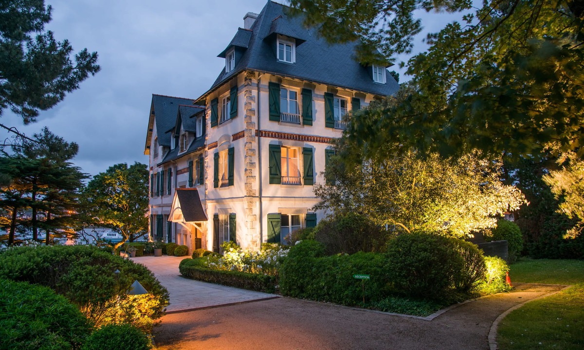 Combrit Hotel | Villa Tri Men