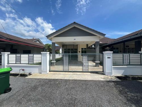 Kampung Tohor House | Villa Umar Home Stay