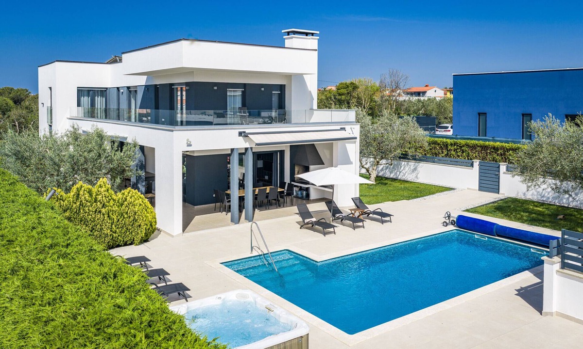 Sikici Villa | Villa Una in Pula with heated pool, whirlpool & private tennis court