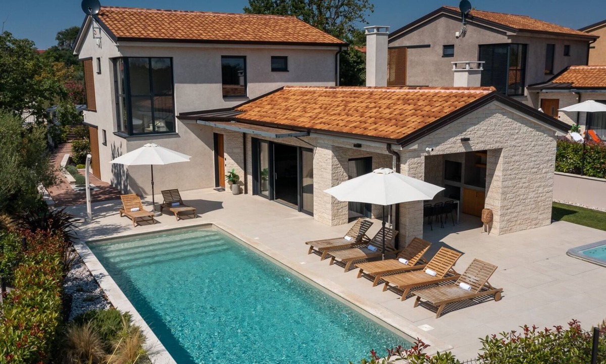 Kadumi Villa | Villa Ursaria by Villas Guide