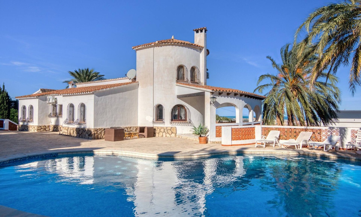 Denia Villa | Villa 'Úrsula' with Mountain View, Wi-Fi and Air Conditioning