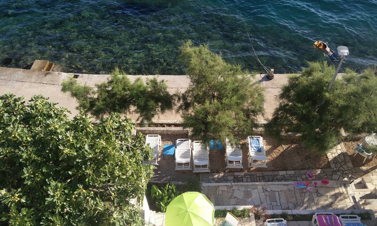 Komarna Apartment | Villa Vedran apartment Vedran B with sun beds facing the sea