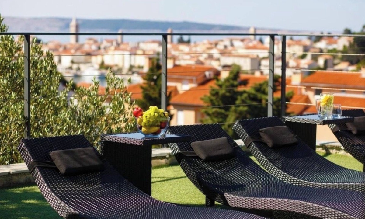 Palit Villa | Villa Venka – Luxury Villa for 8-10 Guests with Private Pool in Central Rab