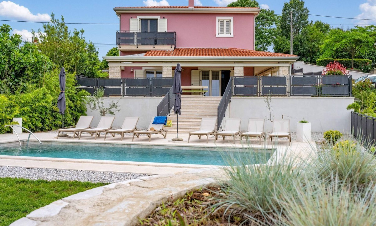 Vinez House | Villa Violette mit Pool nahe Stadtzentrum by Interhome