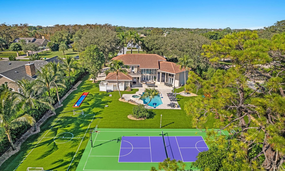 Parkland House | Villa w/pool, games & BBQ