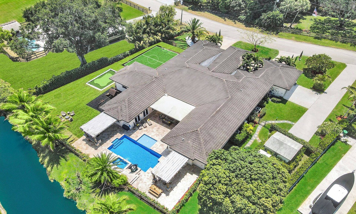 Davie House | Villa w/pool, mini-golf & firepits