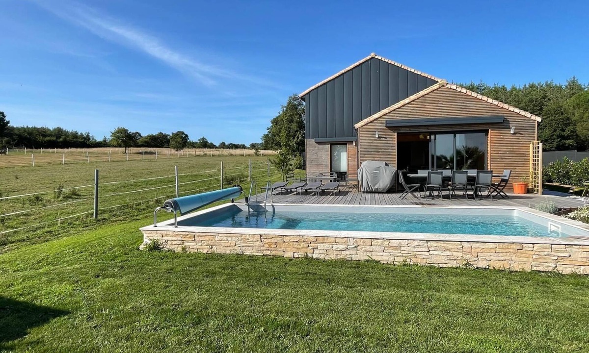 Villeneuve-en-Retz Villa | villa with 4 bedrooms, 2 bathrooms and private swimming pool