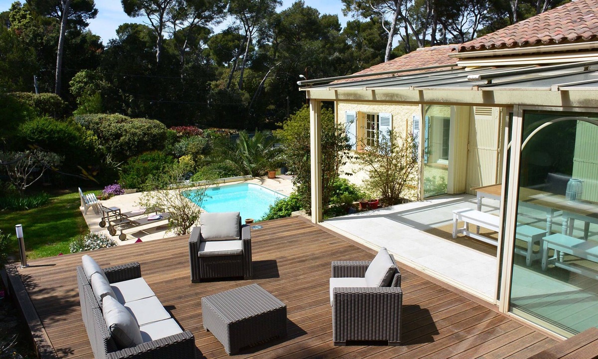 Le Brusc Villa | Villa with pool in the heart of Le Brusc in a wooded area, the sea on foot