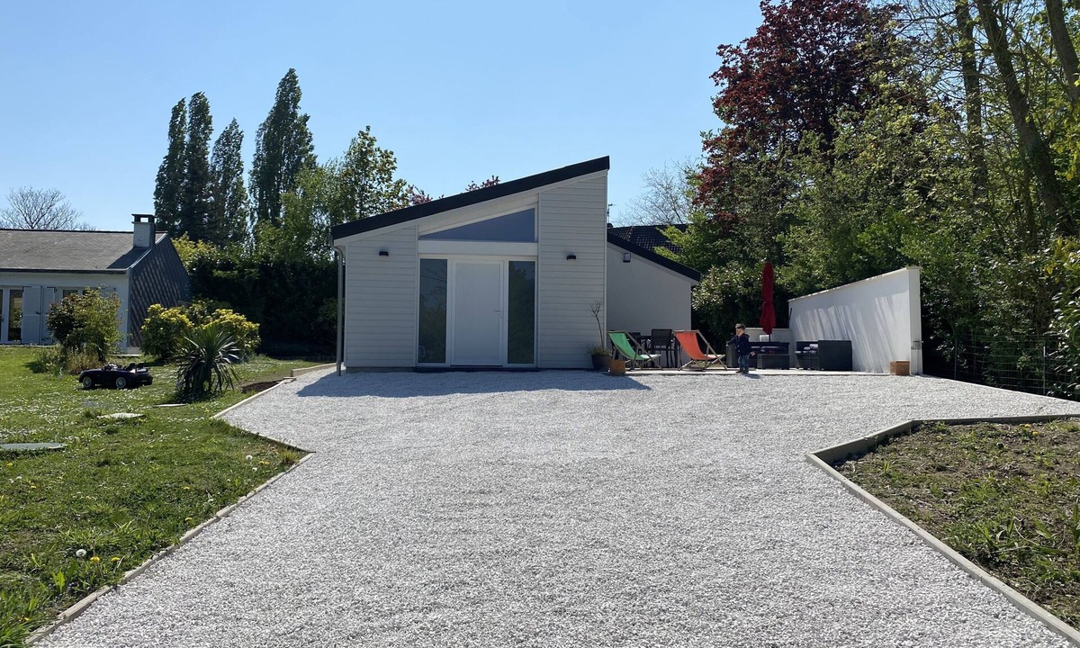 Halluin House | Villa with garden and private parking